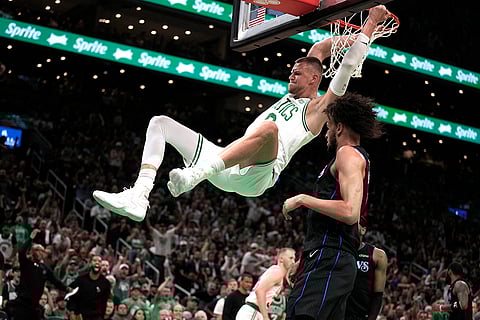 Kristaps Porzingis dunks